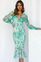 Robe midi fluide à fleurs, manches longues, col en V, ourlet évasé, idéale pour un look printanier décontracté.