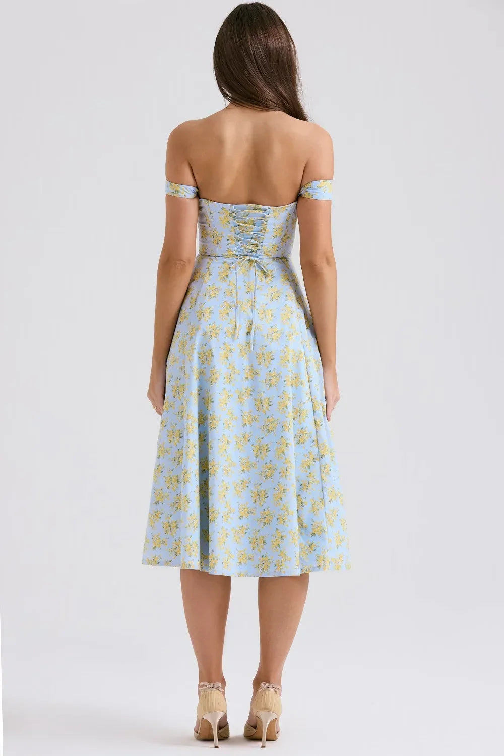 Robe midi fleurie à bretelles, en tissu léger, avec fente latérale pour une allure décontractée idéale pour l'été.