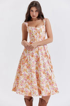 Robe midi florale à bretelles, en tissu léger, avec fente latérale pour un style décontracté et aéré lors des journées d'été.