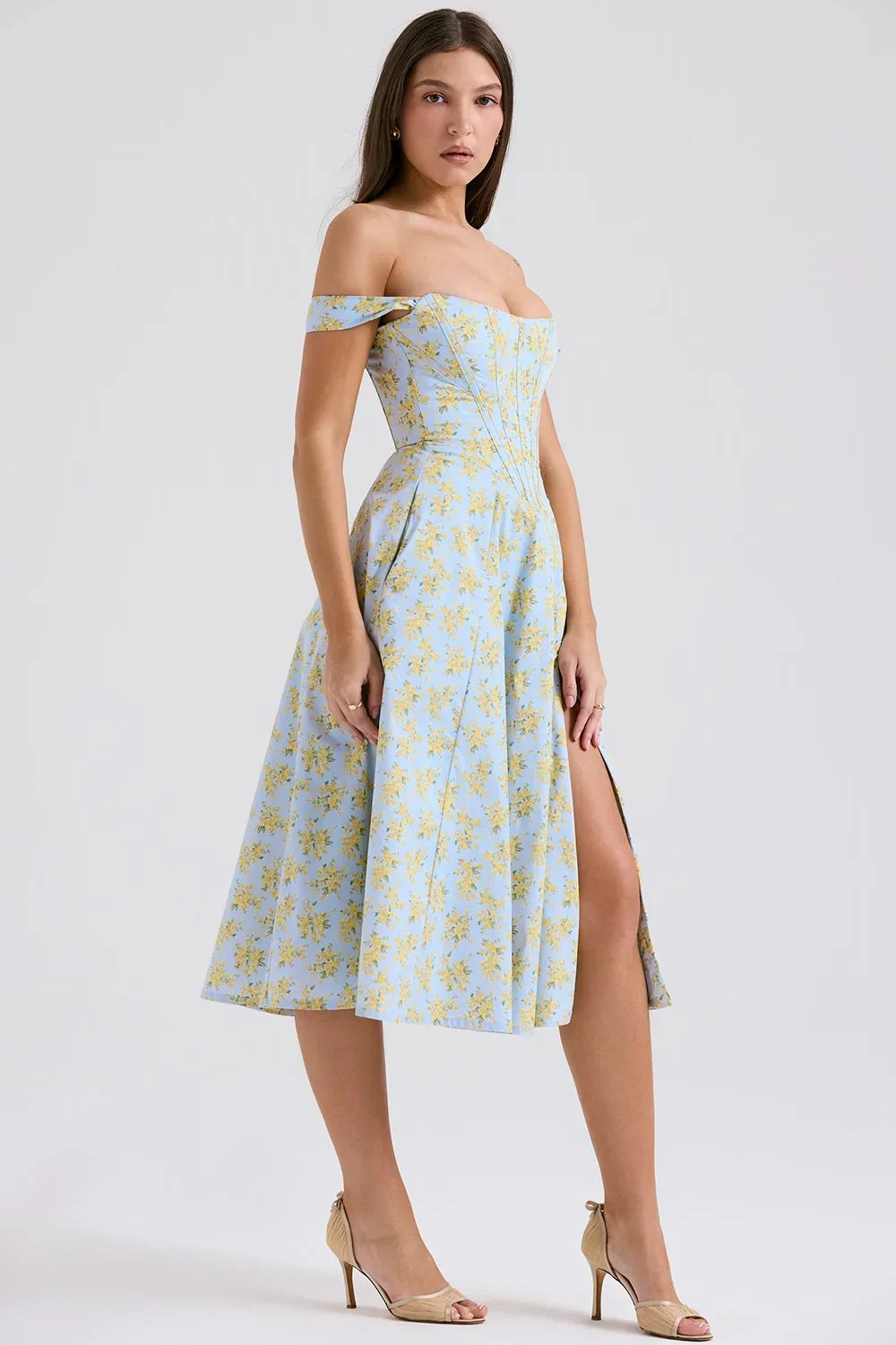 Robe midi à bretelles, en coton léger, avec un motif floral et une fente latérale pour un style décontracté en été.