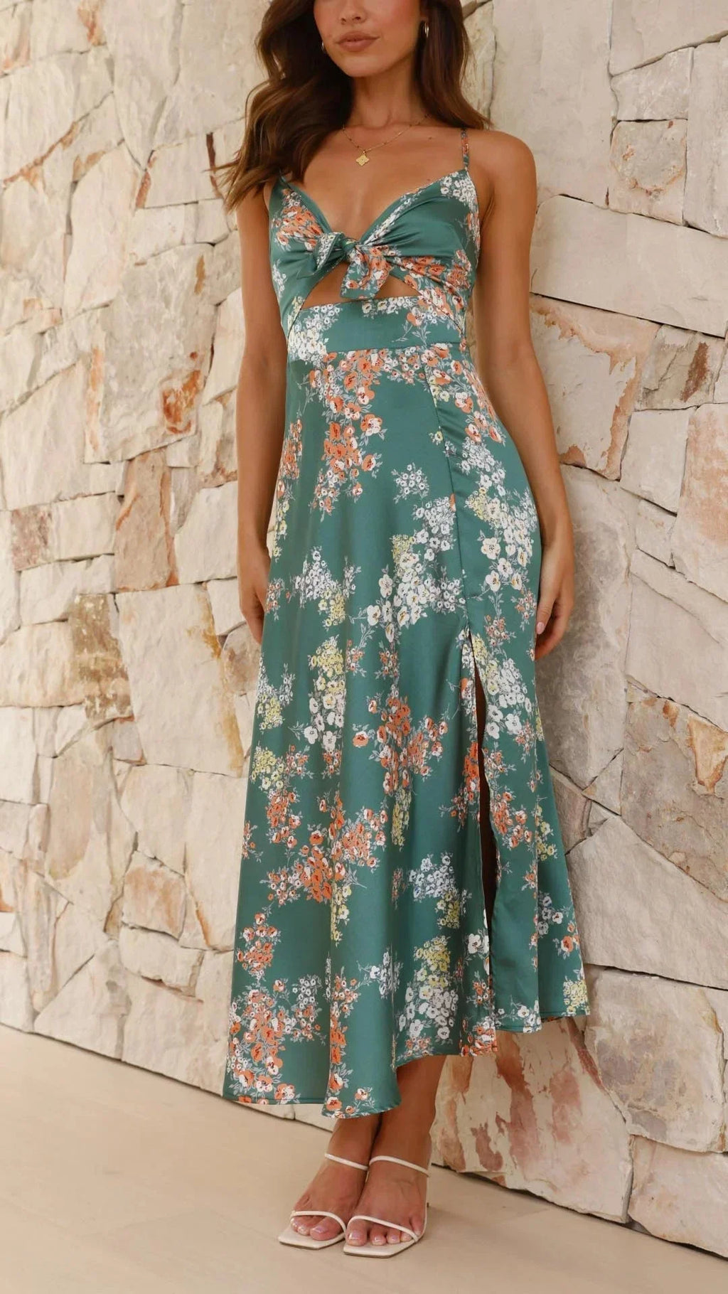Robe midi en satin vert à fleurs, avec nœud avant et bretelles fines, idéale pour les journées estivales décontractées.