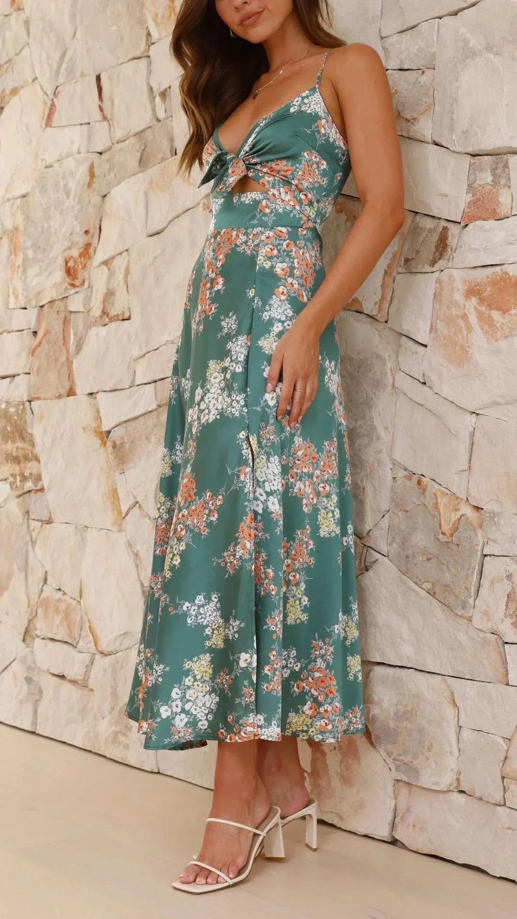 Robe midi fleurie en satin vert, nœud avant, bretelles fines, idéale pour un look estival décontracté et féminin.