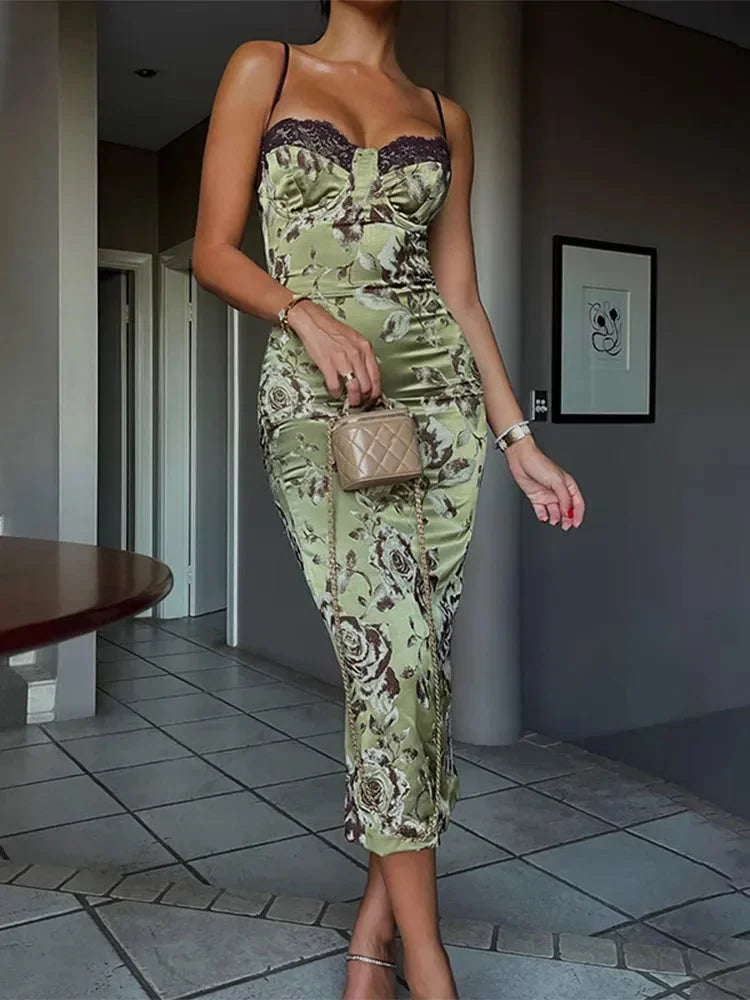 Robe midi sans bretelles, ajustée avec corset, en tissu léger et fleuri, idéale pour les soirées d'été.