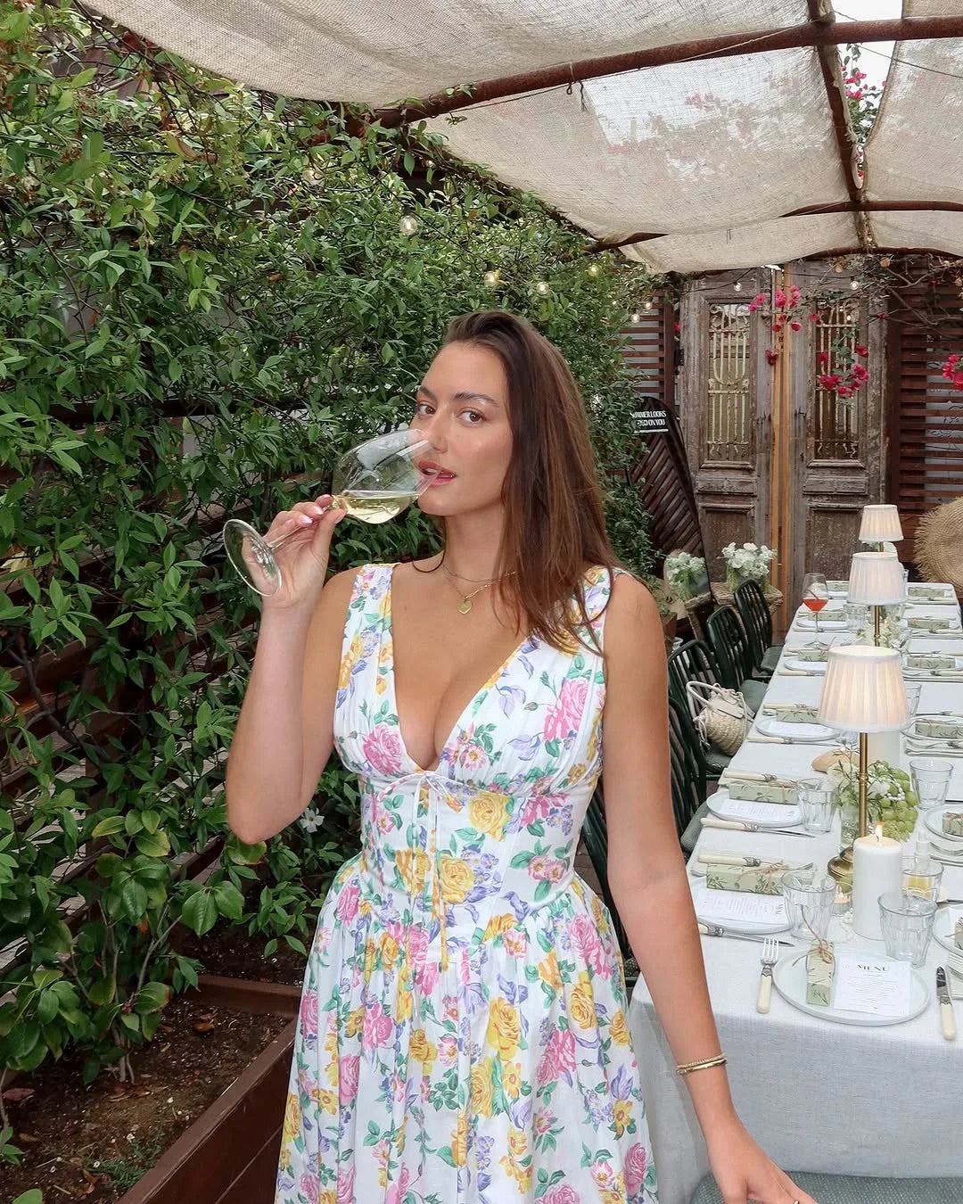 Robe midi florale évasée avec col en V, corset ajusté, en tissu léger idéal pour l'été, disponible en plusieurs couleurs.