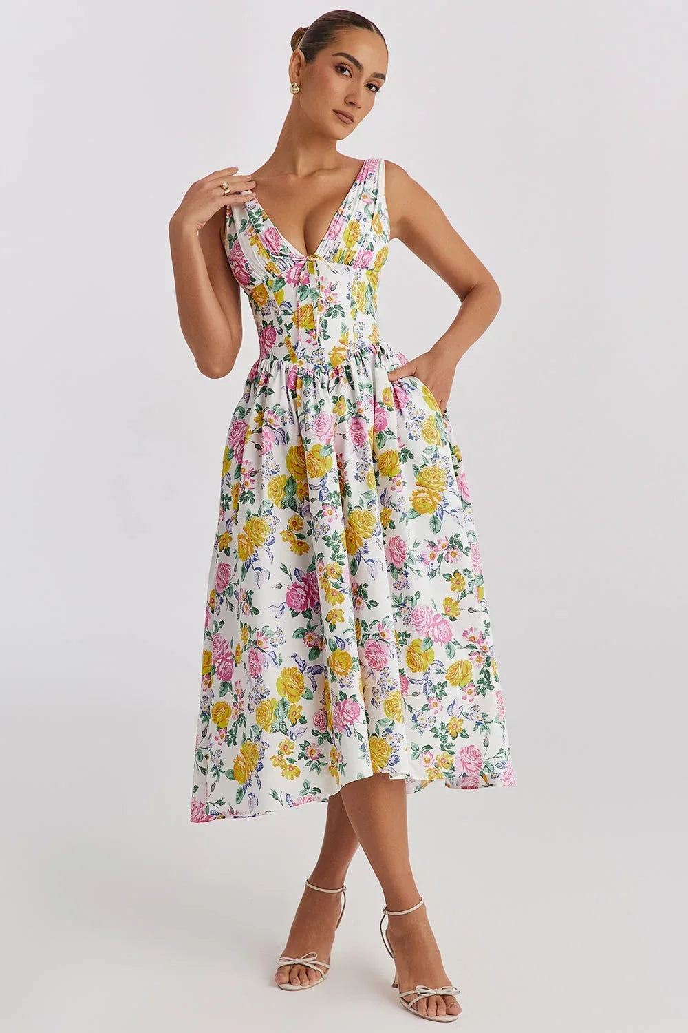 Robe midi florale en tissu léger, col en V, jupe évasée et corset ajusté, disponible en plusieurs couleurs pour l'été.