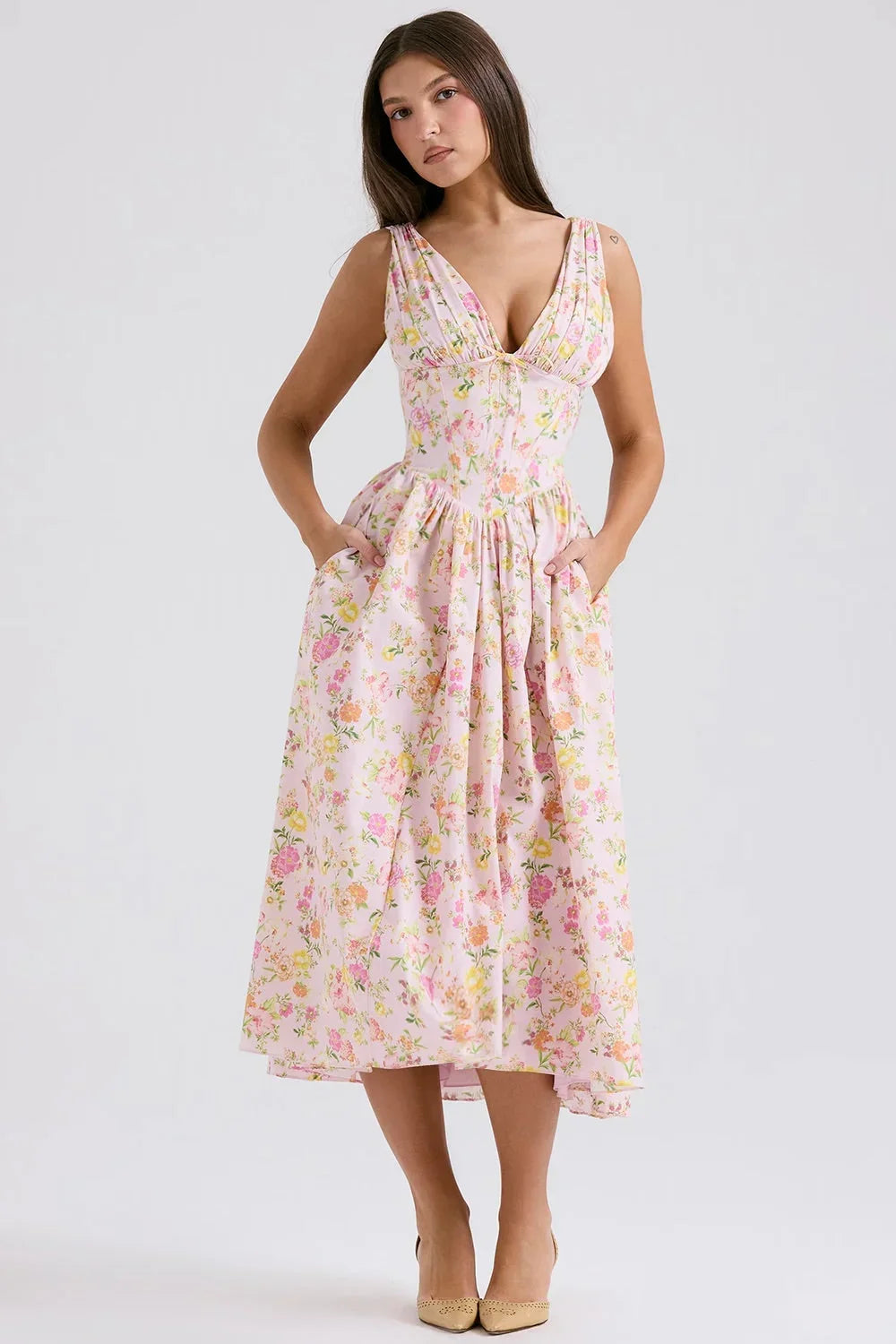 Robe midi florale à col en V, évasée avec corset, en tissu léger. Idéale pour l'été, disponible en plusieurs couleurs.