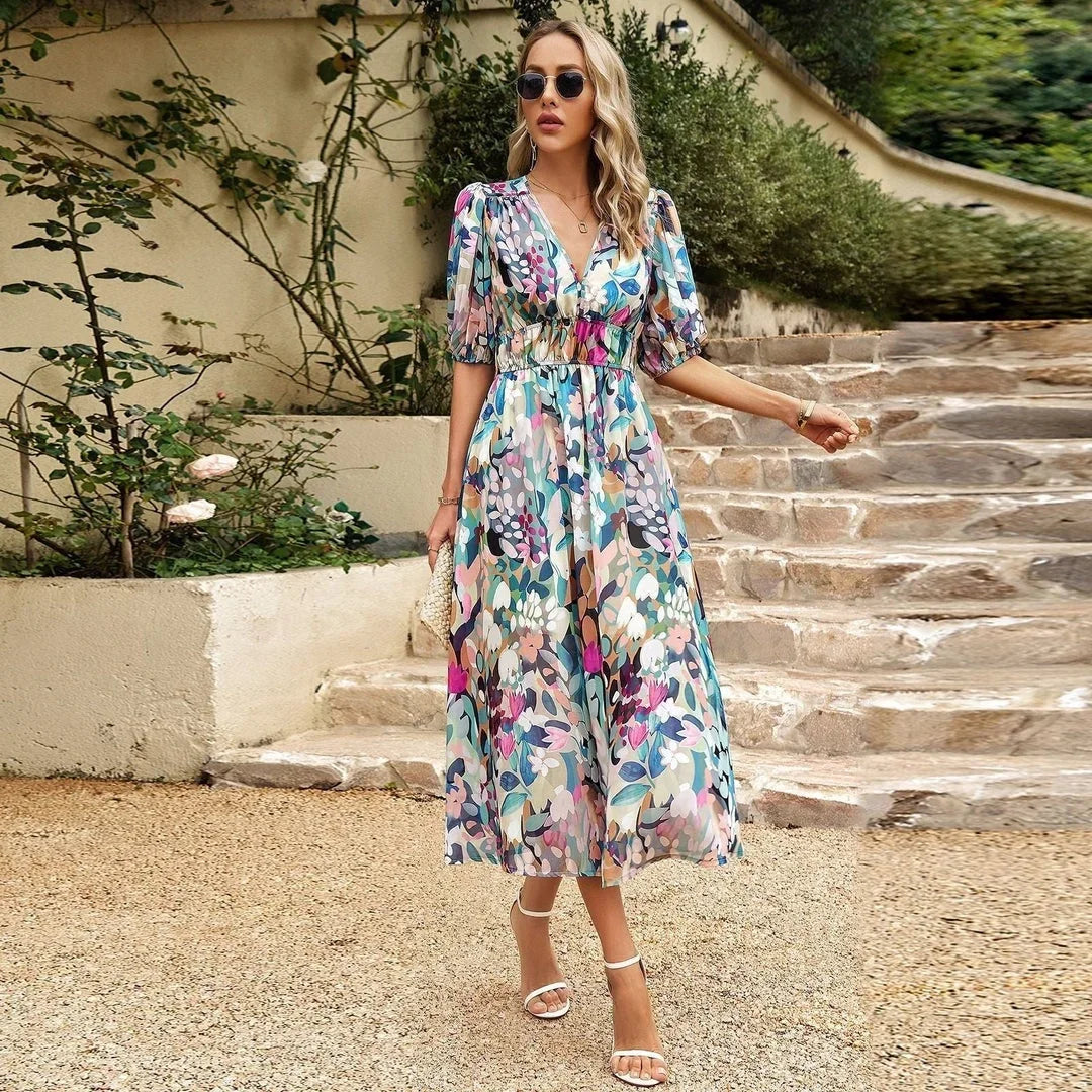 Robe midi florale à manches courtes, col en V, avec taille élastique et tissu léger, idéal pour les journées estivales.