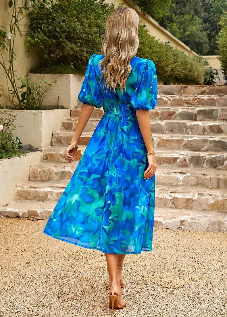 Robe midi florale pour femme, en tissu léger, avec taille élastique, manches courtes et col en V. Idéale pour l'été.