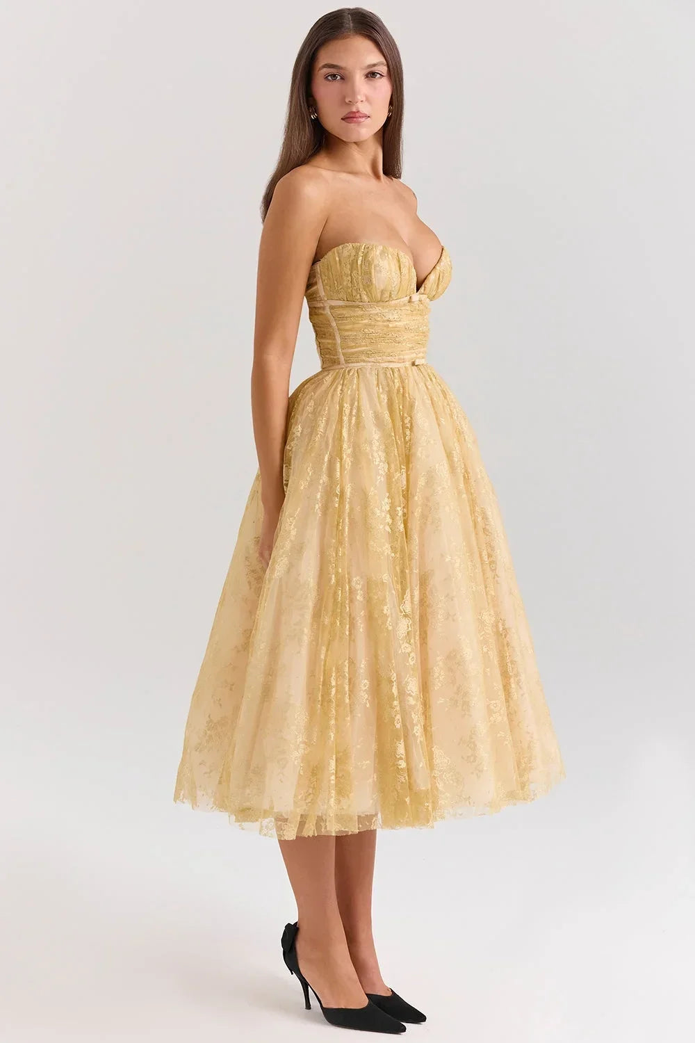Robe midi sans bretelles à fleurs, coupe ajustée en tissu fluide, idéale pour des soirées élégantes et confortables.