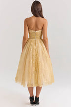 Robe midi sans bretelles avec motifs floraux, coupe ajustée et tissu fluide idéal pour les soirées élégantes.