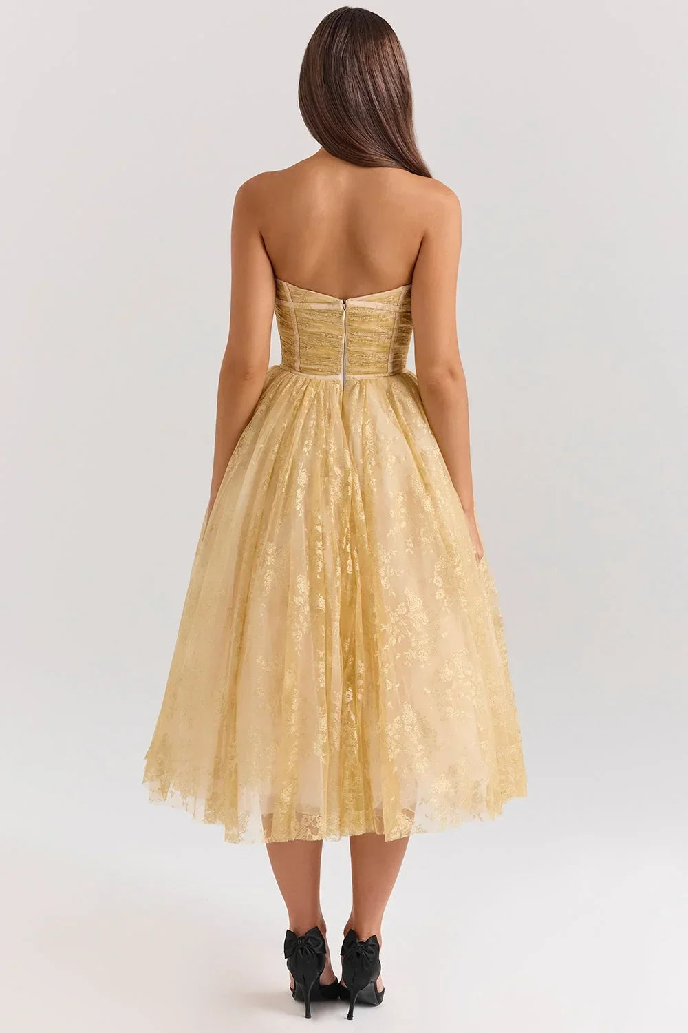 Robe midi sans bretelles avec motifs floraux, coupe ajustée et tissu fluide idéal pour les soirées élégantes.