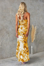 Robe midi sans bretelles en tissu fluide, à motif floral, avec un dos asymétrique, parfaite pour un mariage d'été.