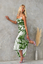 Robe midi florale sans bretelles en tissu fluide, dos asymétrique, idéale pour les invités à un mariage d'été.