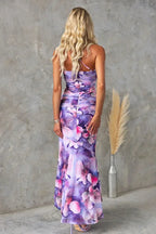 Robe midi florale sans bretelles en tissu fluide, avec un dos asymétrique, idéale pour un mariage d'été.