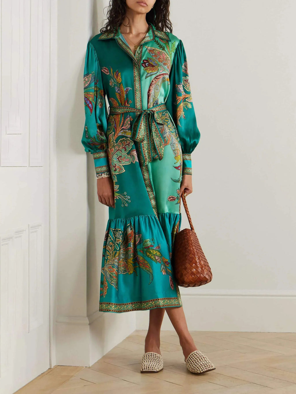 Robe midi fluide imprimée, ceinture à la taille, manches longues, col à revers, idéale pour l'automne.