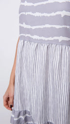 Robe midi grise sans manches avec volants, en tissu léger, parfaite pour les journées d'été.