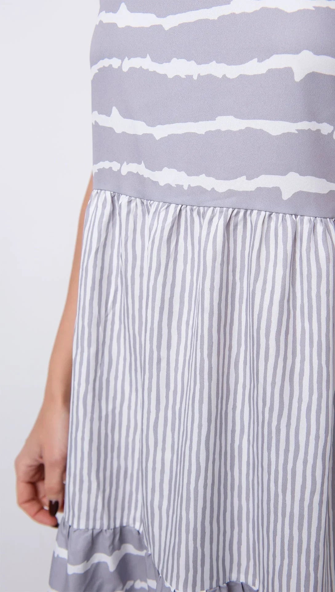 Robe midi grise sans manches avec volants, en tissu léger, parfaite pour les journées d'été.