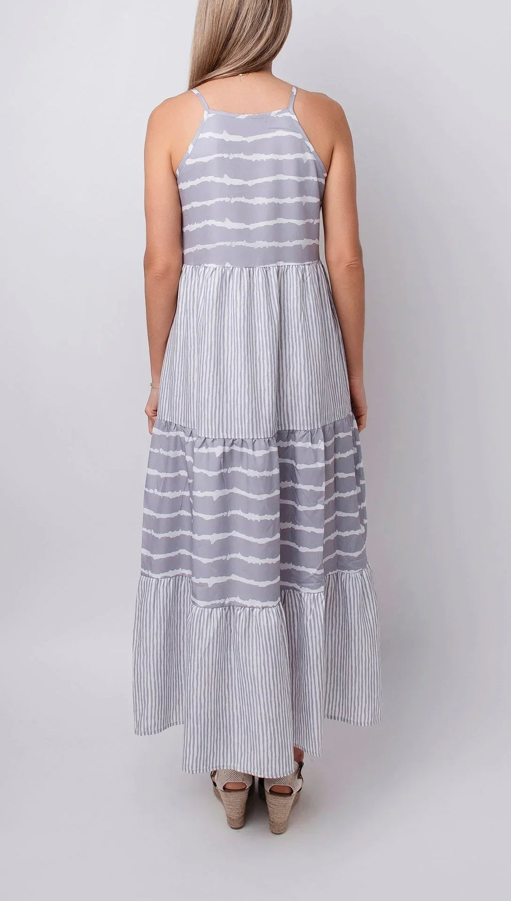 Robe midi grise sans manches avec volants, en tissu léger, idéale pour les journées estivales.