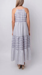 Robe midi grise sans manches avec volants, en tissu léger, idéale pour les journées estivales.