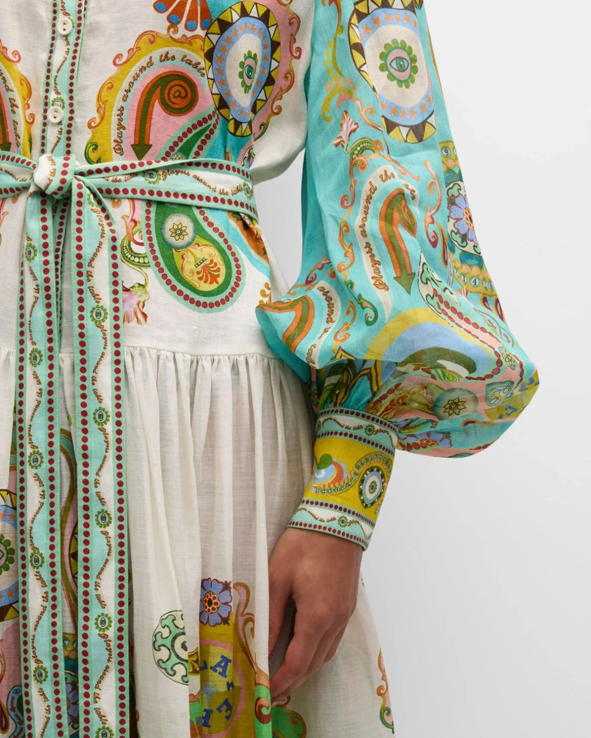 Robe midi à imprimé cachemire, manches bouffantes, col chemise, ceinture, idéale pour des soirées printanières élégantes.