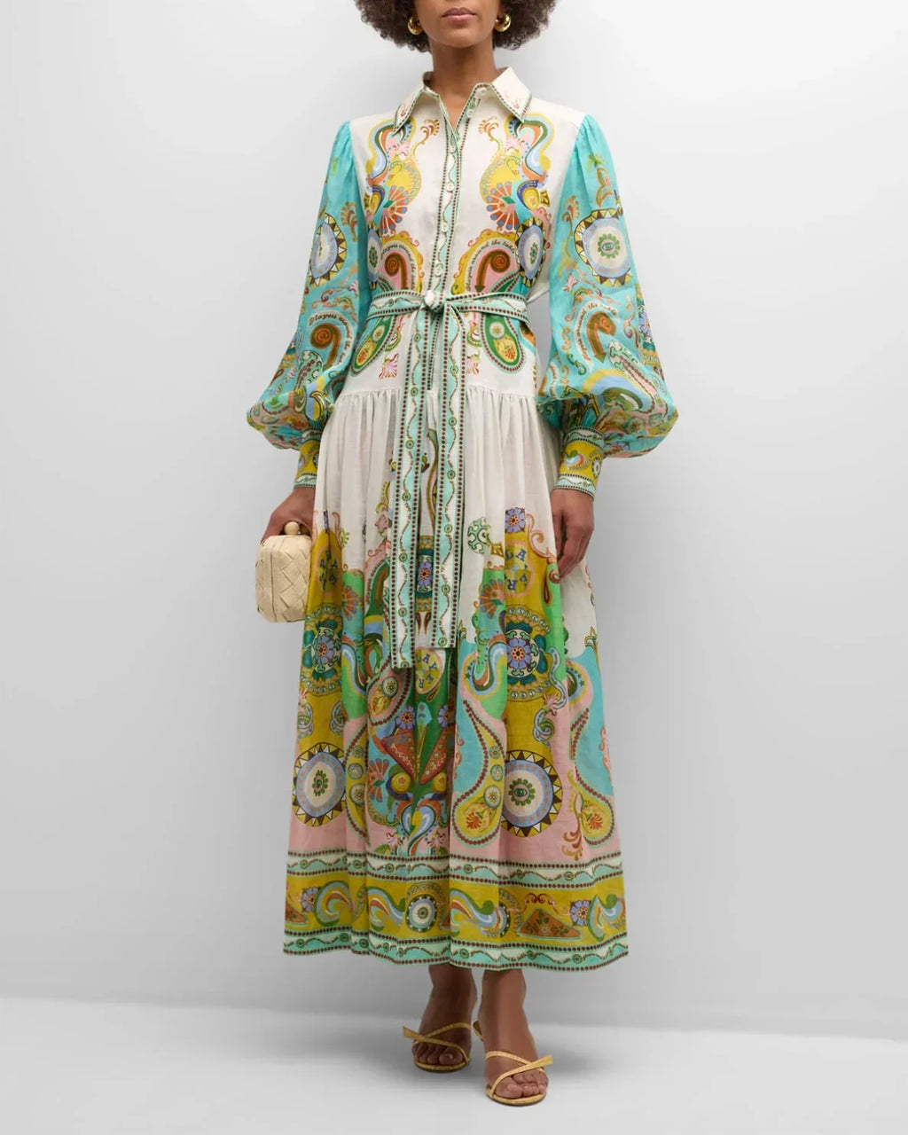 Robe midi imprimée avec motifs cachemire, manches bouffantes, col chemise et ceinture, idéale pour des soirées printanières.