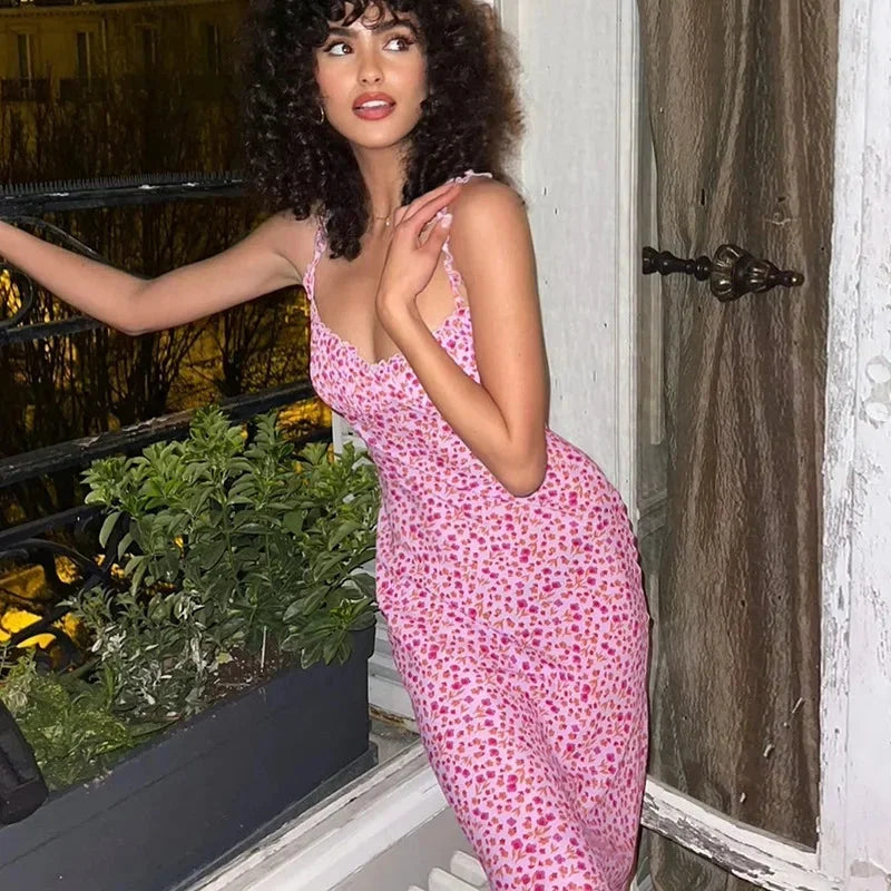 Robe midi rose à imprimé floral, bretelles fines, col en cœur, en tissu fluide, idéale pour l'été.