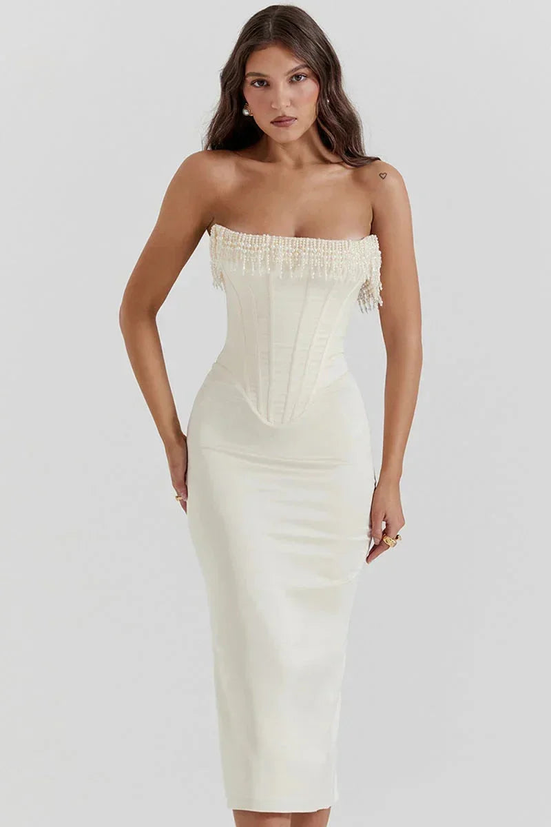 Robe midi ivoire en satin avec bustier perlée et corset, idéale pour les soirées cocktail, élégante et chic.