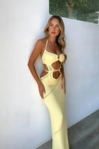 Robe midi jaune à dos nu, en tissu léger, avec découpes modernes, parfaite pour les journées d'été.