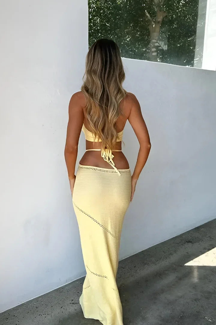 Robe midi jaune à dos nu, avec découpe stylée, en tissu léger idéal pour l'été, parfaite pour des occasions décontractées.