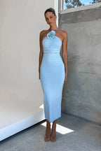 "Robe midi moulante en tissu doux, avec un col asymétrique sculptural et un motif floral délicat."