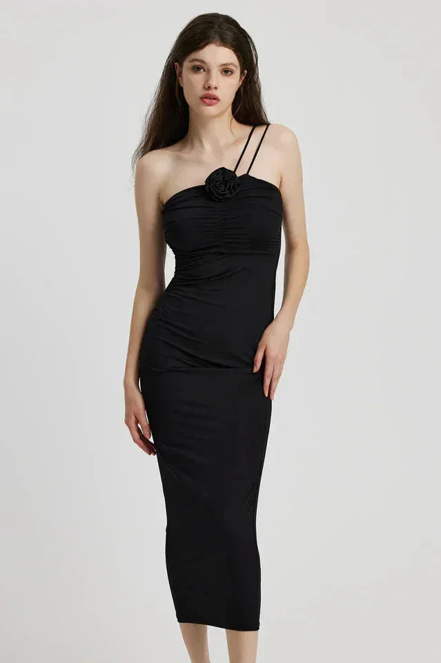 Robe midi moulante en tissu doux, avec motif floral et col asymétrique sculptural, parfaite pour un look élégant.