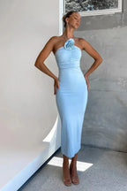 Robe midi moulante en jersey, avec un col asymétrique sculptural et des détails floraux sur le tissu pour une touche…