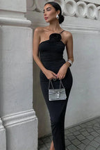 Robe midi moulante en tissu extensible, avec détails floraux et col asymétrique sculptural pour un look moderne et féminin.