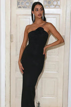 Robe midi moulante en tissu fluide avec motif floral et col asymétrique sculptural, parfaite pour une occasion spéciale.