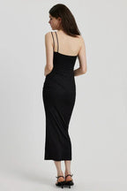 Robe midi moulante avec détails floraux, col asymétrique sculptural et tissu doux, idéale pour les occasions spéciales.