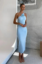 Robe midi moulante en tissu léger, avec des détails floraux et un col asymétrique sculptural pour une silhouette élégante.