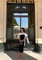 Robe midi asymétrique noire et blanche à une épaule, en polyester, avec un nœud décoratif et une coupe moderne.