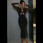 Robe midi noire à manches longues, en tissu fluide, ornée de clous et dotée de découpes élégantes pour une soirée stylée.