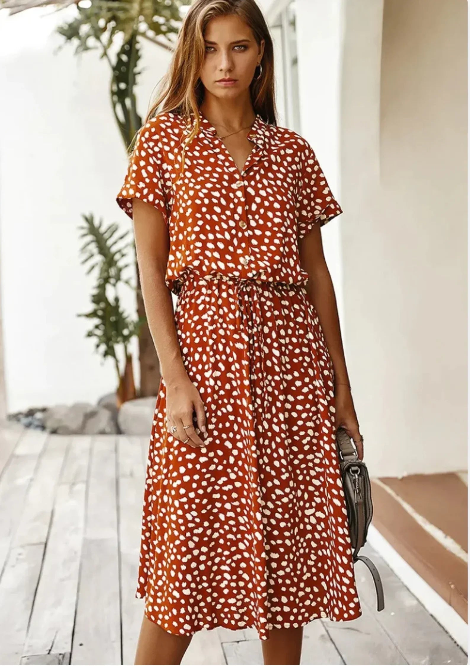 Robe midi à pois en tissu léger, avec lien à la taille et manches courtes, idéale pour le printemps et l'été.