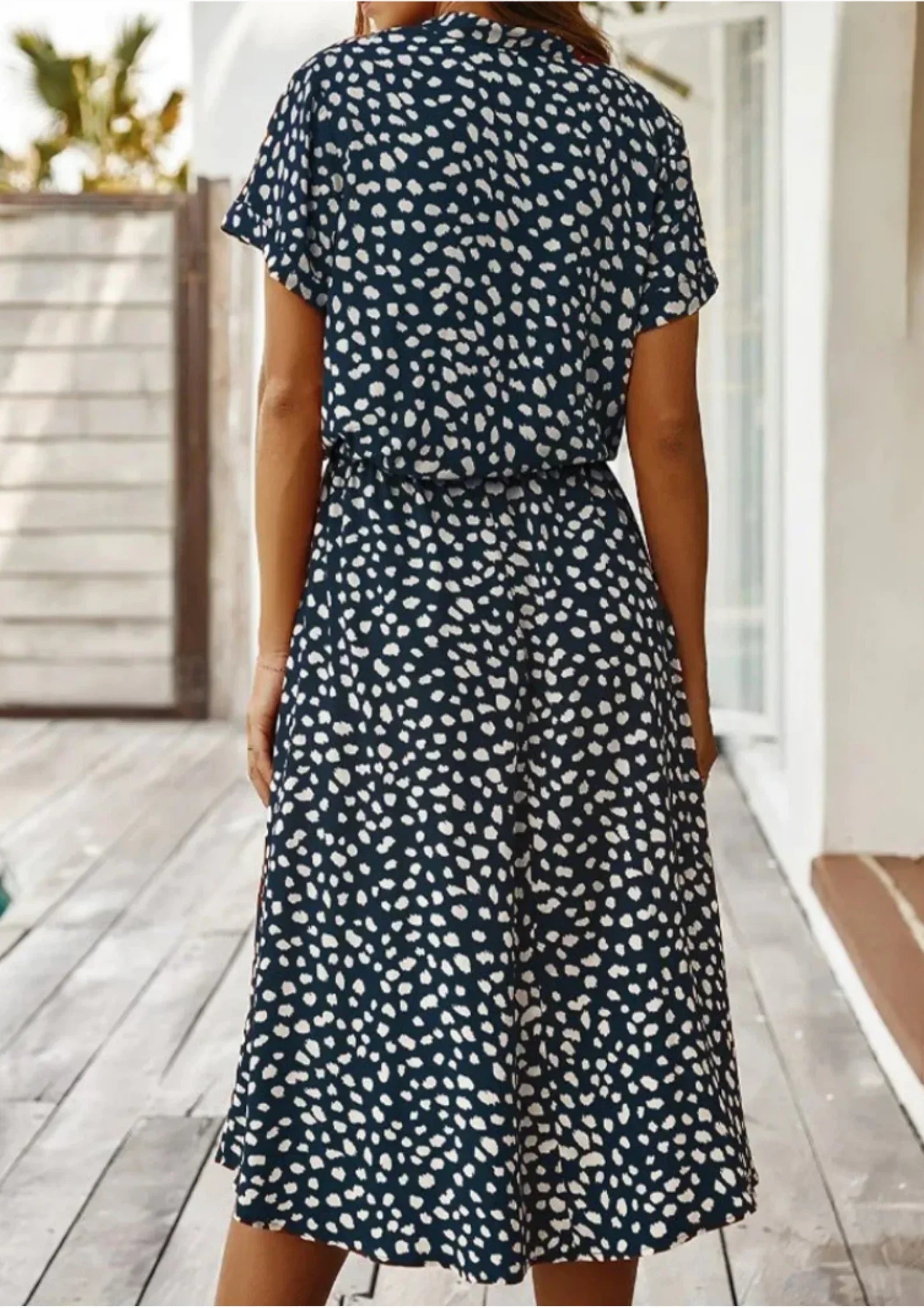 Robe midi à pois pour femme en tissu léger, lien à la taille, manches courtes, idéale pour le printemps et l'été.