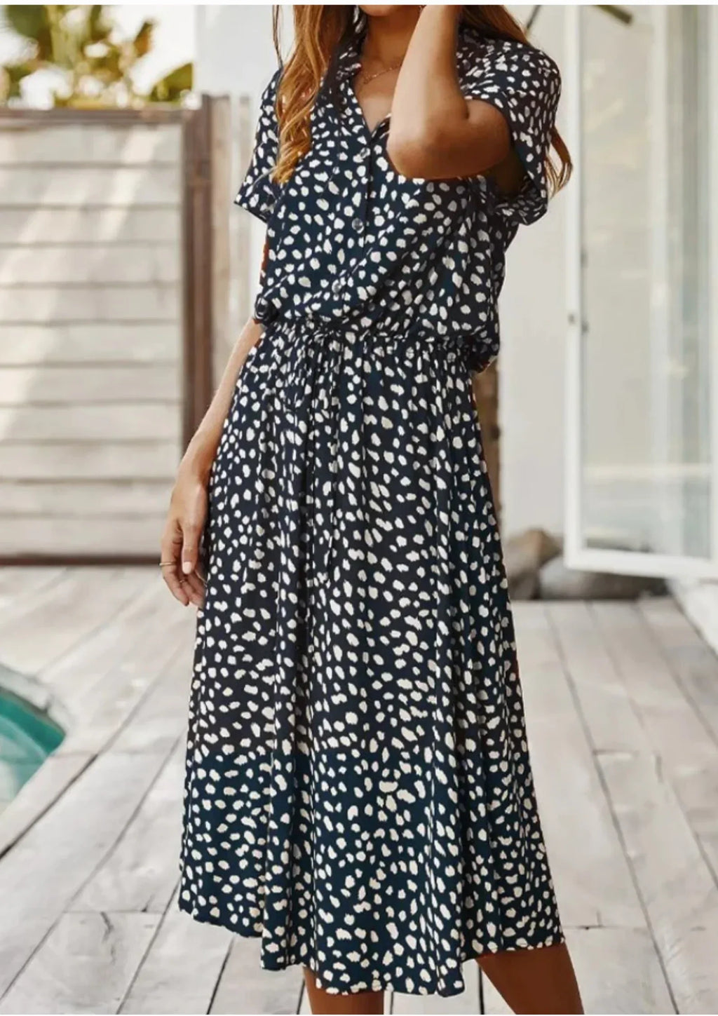 Robe midi à pois en tissu léger, avec lien à la taille et manches courtes, idéale pour le printemps et l'été.