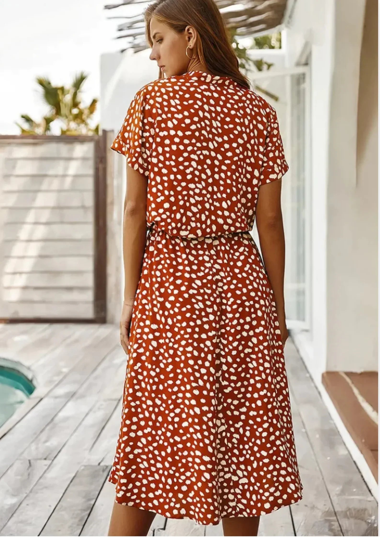 Robe midi à pois, en coton léger, avec lien à la taille et manches courtes, idéale pour le printemps et l'été.