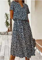 Robe midi à pois en coton léger, lien à la taille et manches courtes, parfaite pour le printemps et l'été.