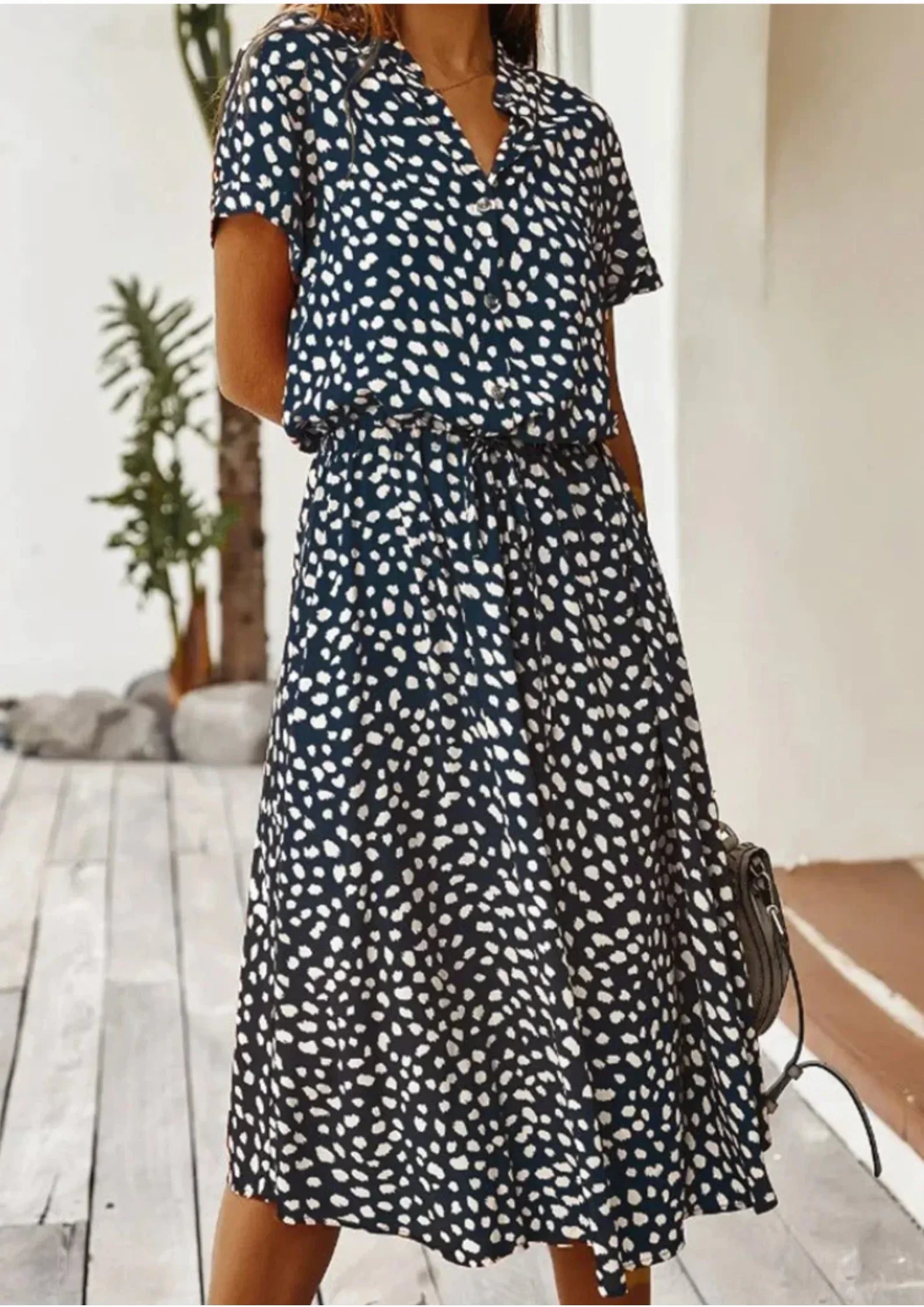 Robe midi à pois en coton léger, lien à la taille et manches courtes, parfaite pour le printemps et l'été.