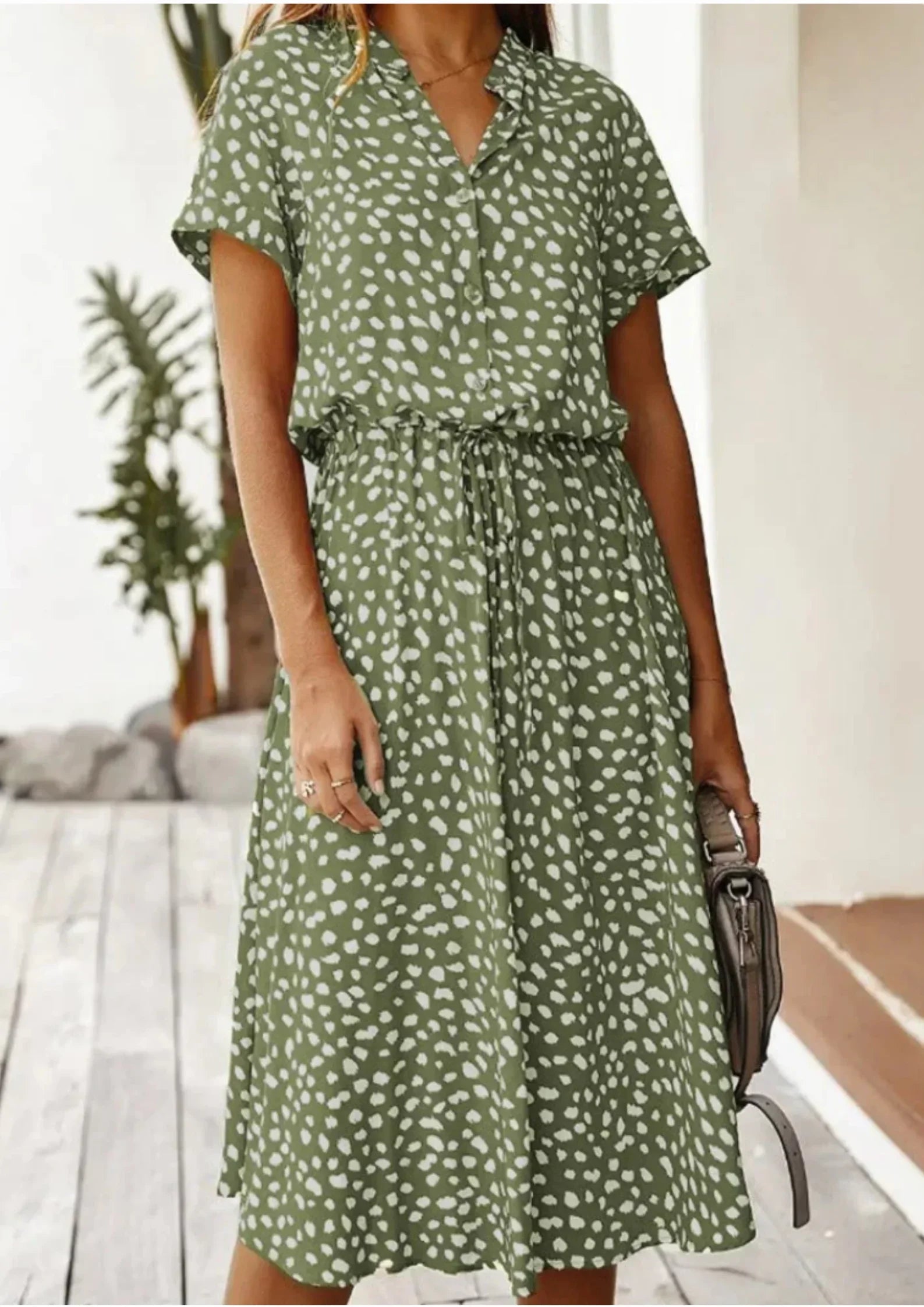 Robe midi à pois pour femme, tissu léger, lien à la taille, manches courtes parfaite pour le printemps et l'été.