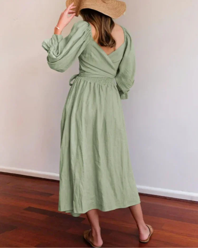 Robe midi portefeuille en tissu fluide, manches longues, col V, parfaite pour une silhouette élégante et décontractée.