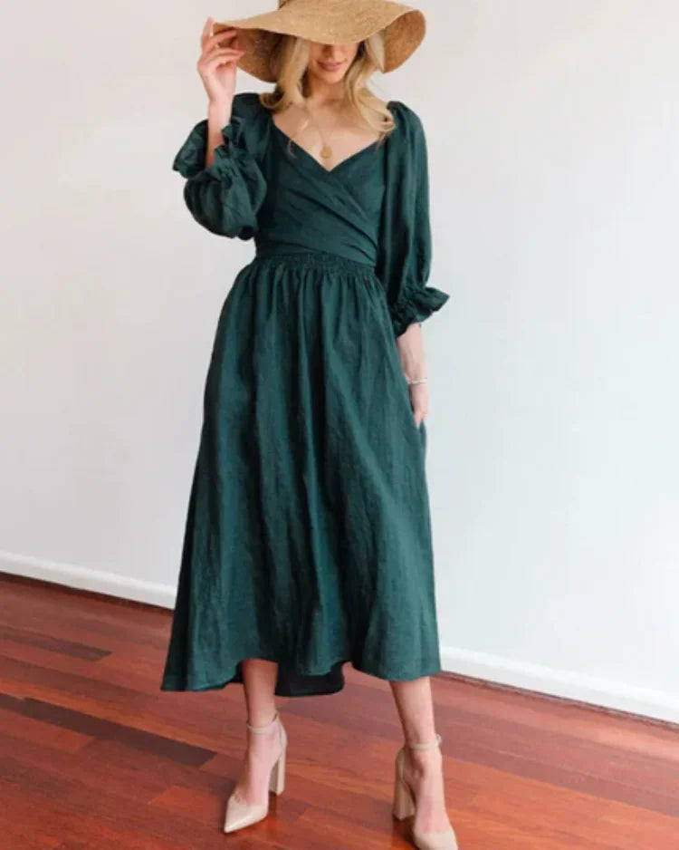 Robe midi portefeuille en tissu fluide, manches longues et col V, idéale pour un look élégant et décontracté.