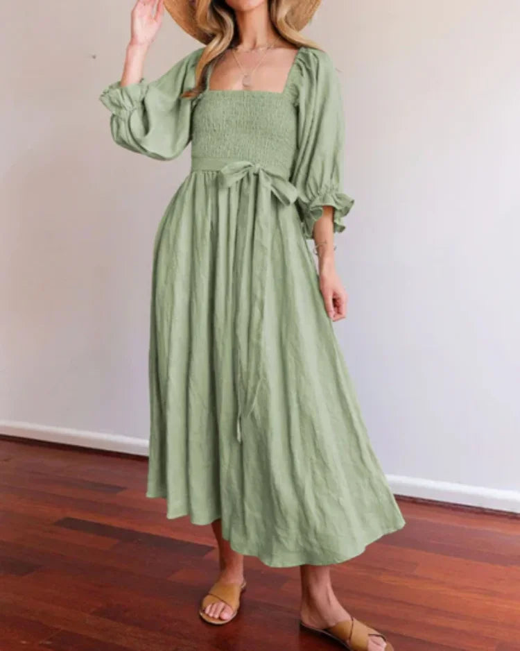 Robe midi portefeuille avec manches longues, col V, en tissu fluide pour un confort naturel et un mouvement élégant.