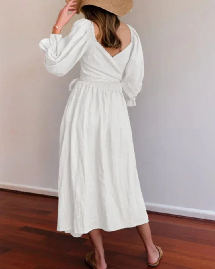 Robe midi portefeuille à manches longues et col V en tissu fluide, offrant un style élégant et aéré pour un confort…