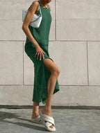 Robe midi sans manches en tissu léger, avec fente latérale et coupe ample, idéale pour les chaudes journées d'été.
